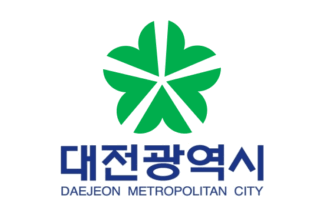 [White Variant Flag of Daejeon (with English text)]