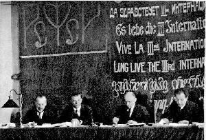 Russia Beyond on X: #OTD in 1918, the Russian tricolor flag was replaced  with the red Soviet flag, until 1991    / X